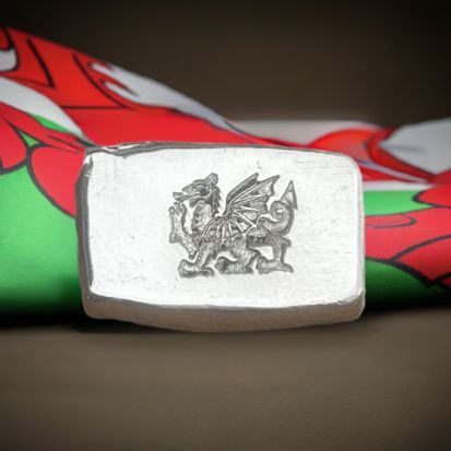 InfoScottish's tweet image. Eager to awaken your inner dragon? Discover this magnificent 1 Troy oz Pressed Welsh Dragon Bar! Crafted from pure silver and meticulously handmade in Scotland, it's a gem worthy of any knight or dragon aficionado. 

purescottishsilver.co.uk/product/1-troy… 

#welsh #1oz #solidsilver