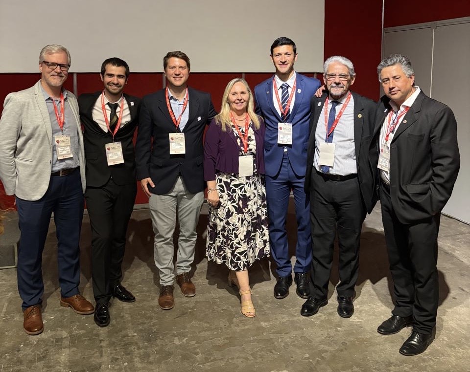 En el Congreso #SAC25  coordiné y expuse en el Simposio de Electrofisiología del Hospital Británico.
Temas clave:
🔹ECG, ESV excesiva y micro-FA
🔹Holter vs monitoreo prolongado
🔹Enfoque CARE y Clínica de FA
🔹Ablación por campo pulsado (PFA)
🔹Oclusión de orejuela y nuevos CDI