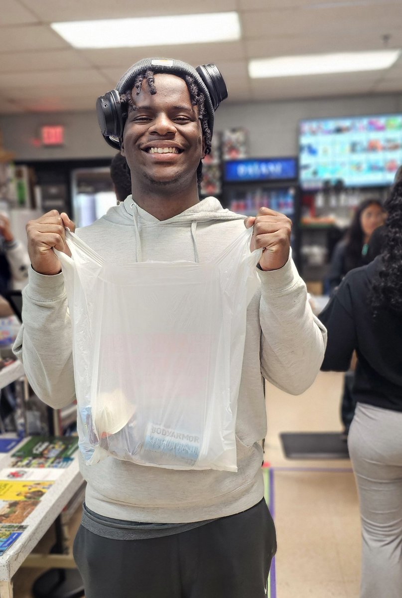 LHSLcafe's tweet photo. ⭐⭐⭐⭐⭐
"They got good snacks &amp; students working there."

@LHSintheNews https://t.co/CjGOFLIDsy
