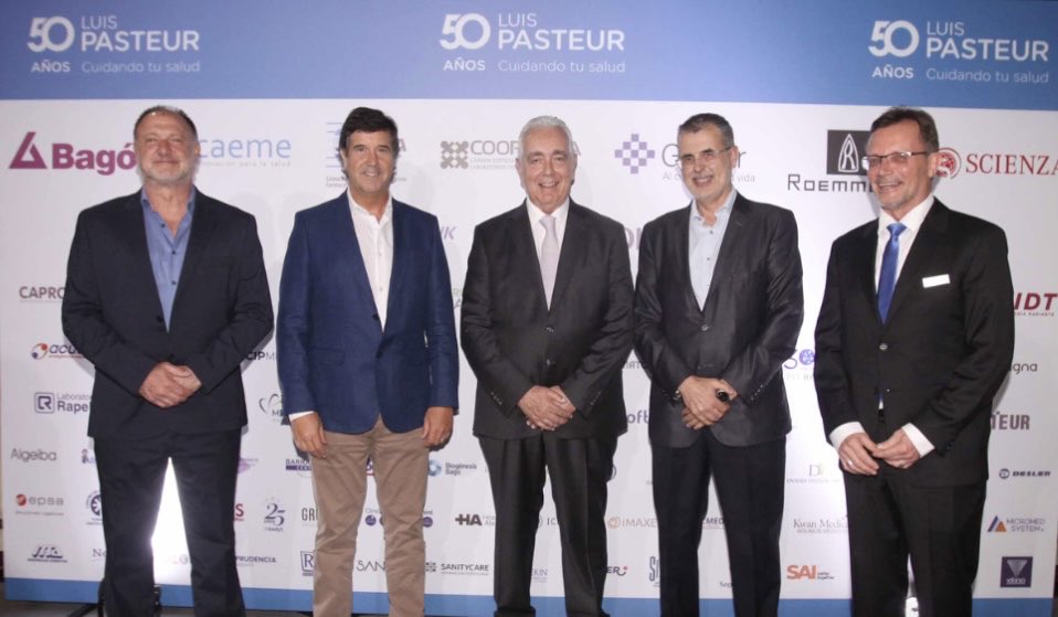Anoche participamos de la celebración del 50 aniversario de la Obra Social Luis Pasteur. Fue una oportunidad para reencontrarnos con amigos y líderes del sector de la salud para conversar sobre los desafíos para hacer más accesible los servicios de salud a la población