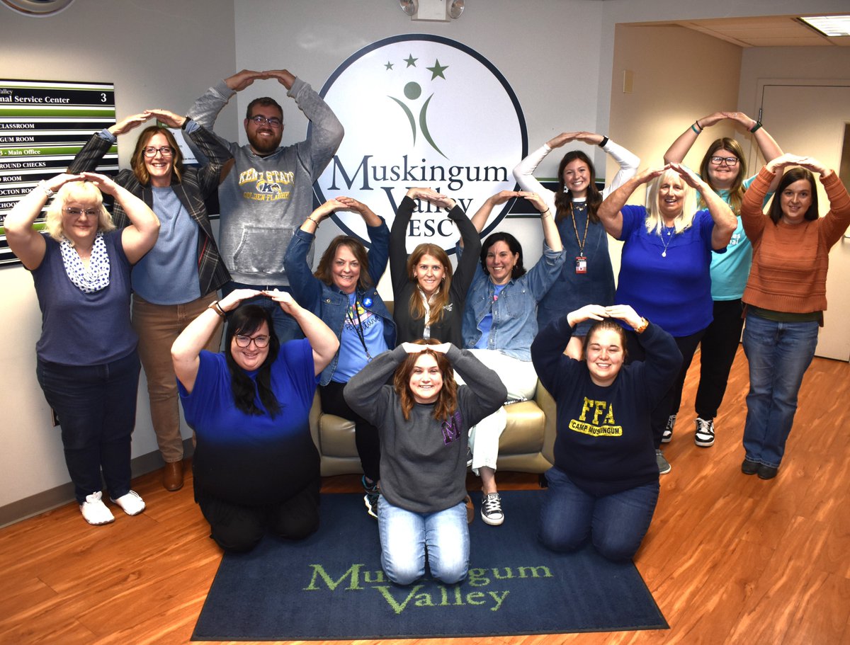 mvesc's tweet image. Can’t make it to a Lights On Afterschool event? Join the fun online with the Lightbulb Challenge! Pose like the Lights On logo, share your photo with #LightbulbChallenge and #LightsOnAfterschool, and challenge friends to keep the celebration glowing!