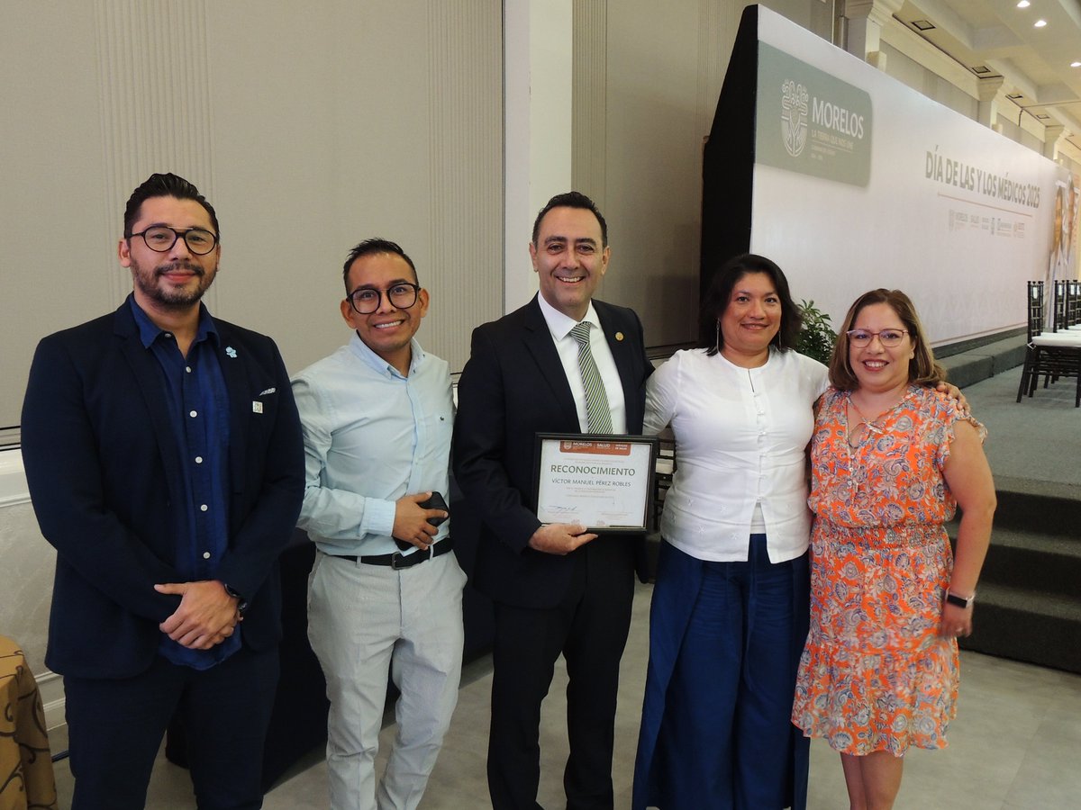 🙌🏻Para el <a href="/HnmMorelos/">HnmMorelos</a> , es un orgullo contar con excelente médicos y médicas comprometidos con el bienestar de las y los niños.
🥼Felicitamos al Dr. Víctor M. Pérez Robles por el reconocimiento recibido por parte de la Gobernadora <a href="/margarita_gs/">Margarita González Saravia</a>, por su trayectoria.
Enhorabuena 👏🏻