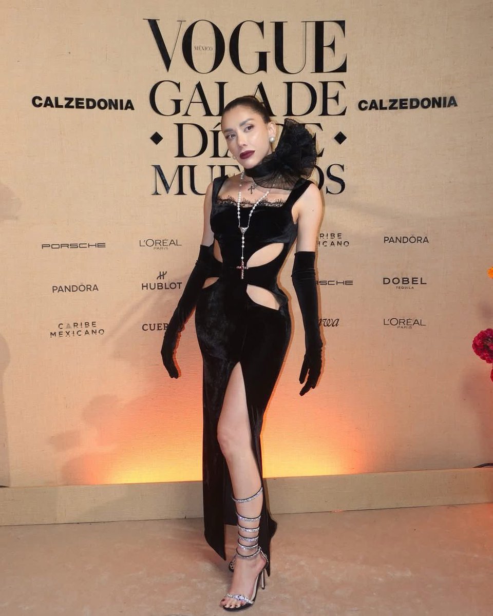 igersmodamexico's tweet photo. • La Gala del Día de Muertos 2025 de la revista Vogue México realizo su evento anual, celebrando las tradiciones, cultura, moda y tendencias. https://t.co/vKDmH0Meet