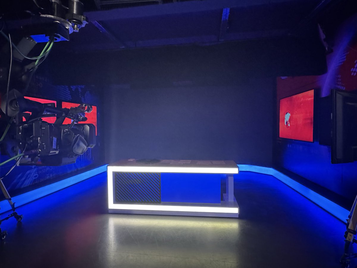 Bu stüdyodan size çok haber verdik, dosyalar anlattık, gerçek neyse onu aktarmaya çalıştık. TELE1’e kayyım atandı, yayınları durduruldu.
Merdan abiden casus, bizden de gazeteci dışında bir şey çıkmaz. Tarih hakikati yeniden doğurur.
#TELE1