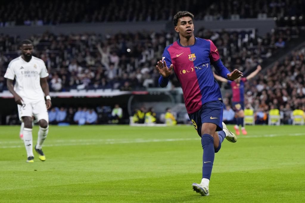 FutboolFichajes's tweet image. 🇪🇸 Las declaraciones de Lamine Yamal sobre el árbitraje y el Real Madrid causaron mucho enojo en el vestuario madridista, por lo que se espera un Clásico muy duro.
😡Los jugadores del Merengue creen que la figura del Barcelona no respeta los códigos futboleros y están hartos de…