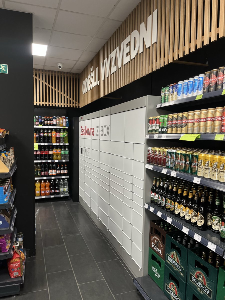 HikoGoesHard's tweet image. zachvilku si pro zásilky budu chodit někomu do obýváku tpč