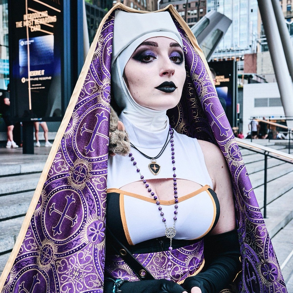 A vote for Arorea's Sister of Sin in the Ghost ritual ready contest is a vote for Rigatoni the rat! 🐀🖤  #thebandghost  masquerade.ghost-official.com/ghoul/arorea