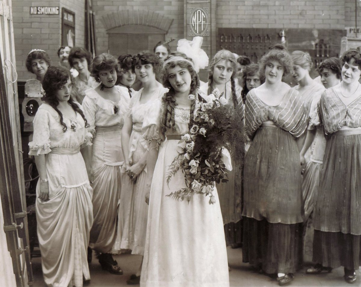 Mary plays stage actress Dolly Lane, in Behind the Scenes released on October 26th, 1914.

#marypickford #hollywoodlegend #iconoclasts #womeninfilm
