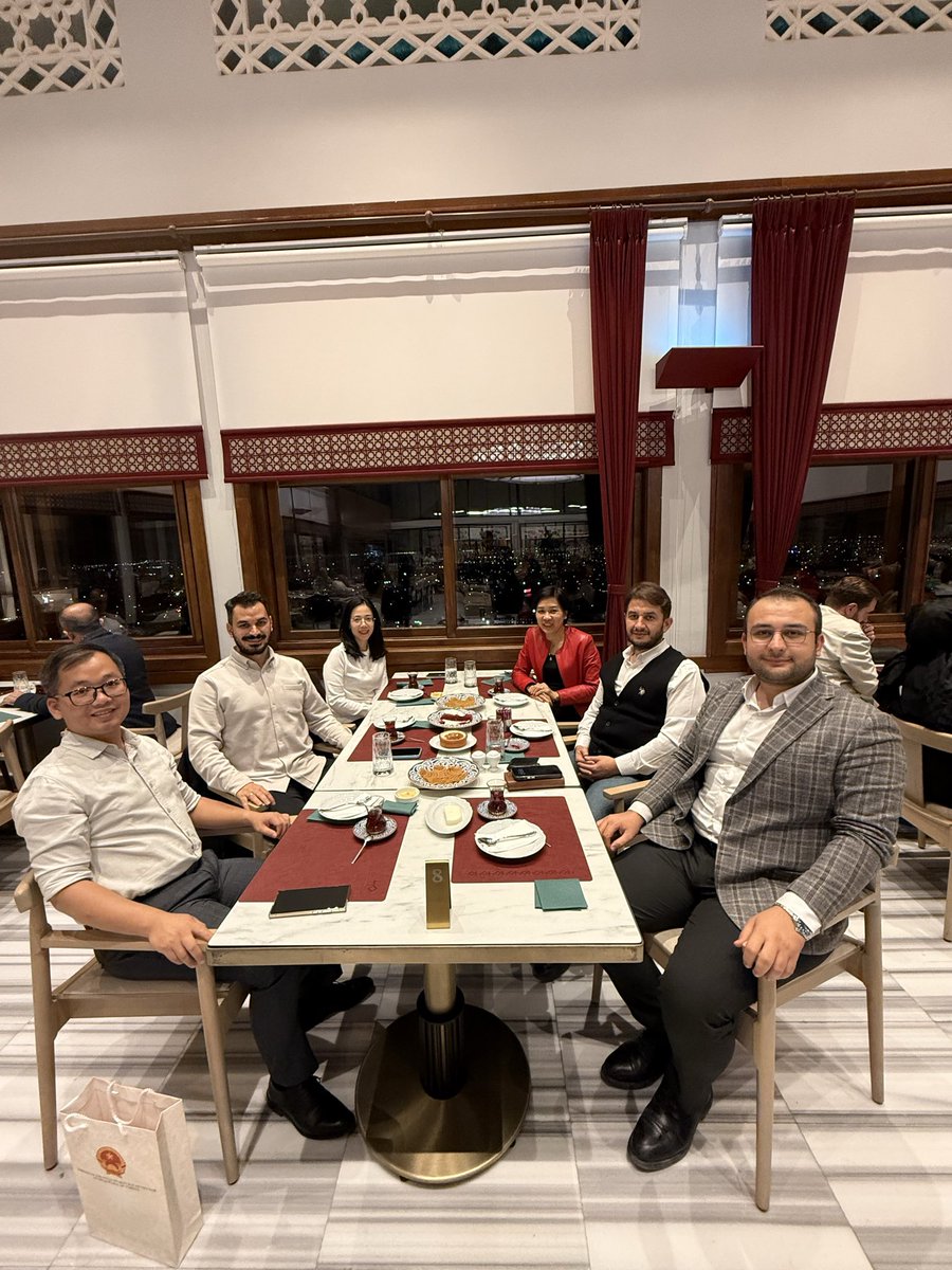 Vietnam Ankara Büyükelçisi Thi Thu Ha Dang ve heyetini Konya’da ağırladık. 
Tarım ticareti, ithalat fırsatları ve hukuk alanında iş birliği üzerine verimli bir görüşme gerçekleştirdik.
İki ülke arasındaki dostane bağların güçlenerek sürmesini diliyoruz. 🇻🇳🤝🇹🇷