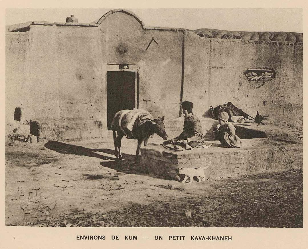 سفرنامه از خراسان تا بختیاری
هانری رنه د المانی
بین سال‌های ۱۹۰۰ تا ۱۹۰۷، قهوه‌‌خانه‌ای در قم.