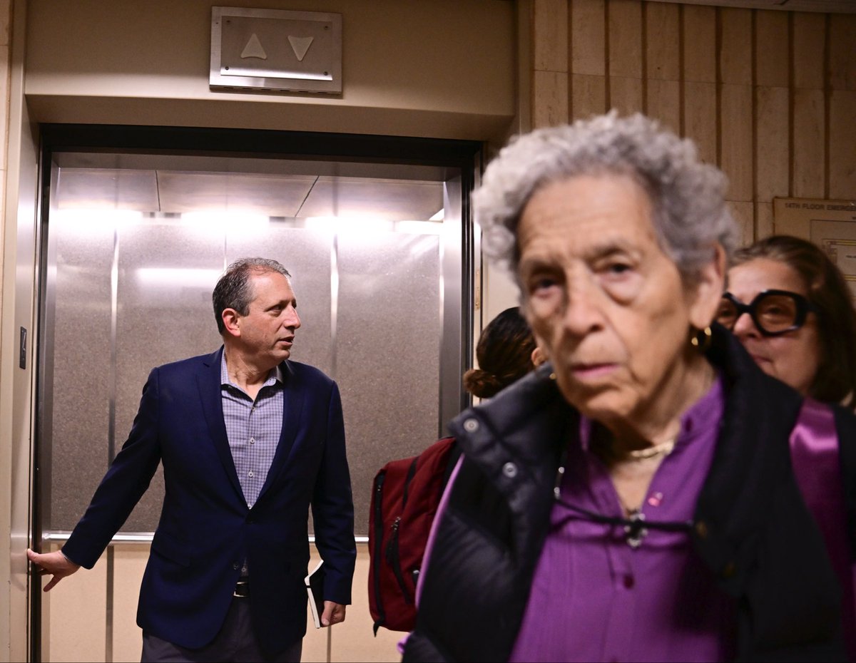 Lloydphoto's tweet photo. Photos:@bradlander makes a return to 26 Federal Plaza to continue to bear witness for migrants on Friday, October 24. #LloydMitchellPhotography #AMNewYork #photojournalism #journalism #ICE #Bradlander #FederalAgents https://t.co/BfHzrMANhQ