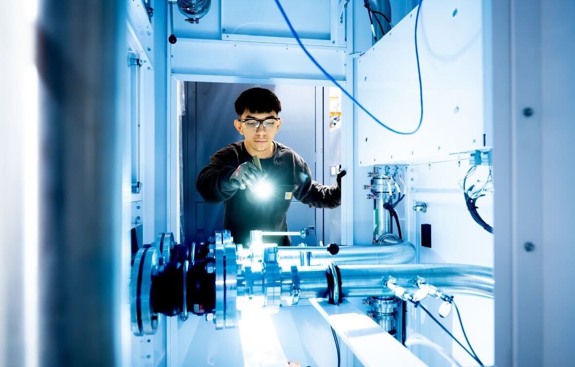awscloud's tweet image. Revolutionizing AI cooling: AWS engineered custom solutions for advanced chipsets like AWS Trainium2 &amp;amp; rack-scale AI supercomputing systems such as the NVIDIA GB200 NVL72.

This advanced cooling system is more efficient than traditional air cooling, enabling more powerful AI…