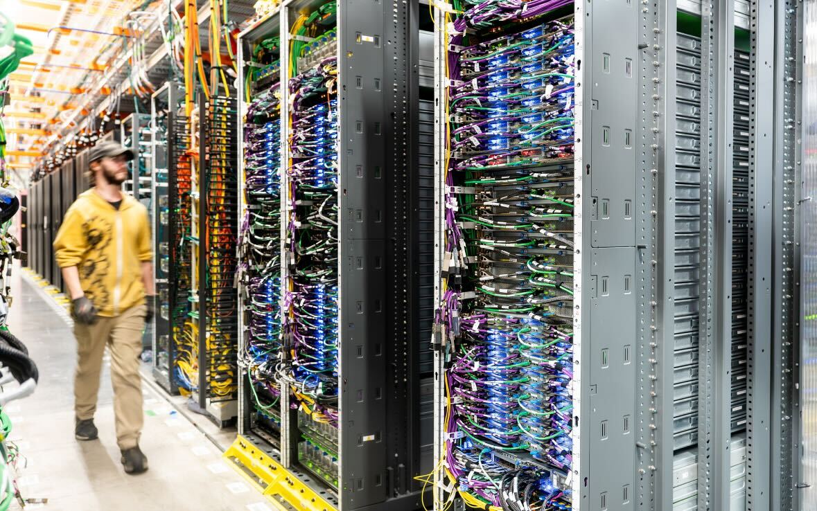 awscloud's tweet image. Revolutionizing AI cooling: AWS engineered custom solutions for advanced chipsets like AWS Trainium2 &amp;amp; rack-scale AI supercomputing systems such as the NVIDIA GB200 NVL72.

This advanced cooling system is more efficient than traditional air cooling, enabling more powerful AI…
