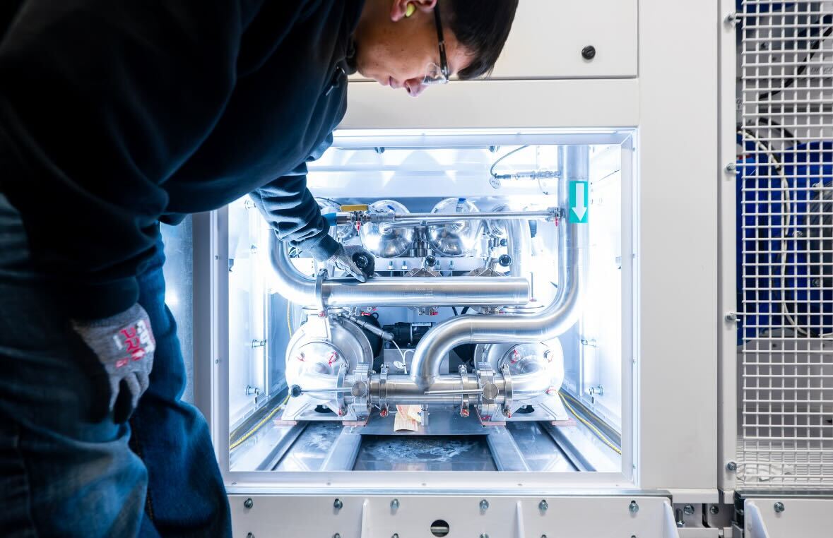 awscloud's tweet image. Revolutionizing AI cooling: AWS engineered custom solutions for advanced chipsets like AWS Trainium2 &amp;amp; rack-scale AI supercomputing systems such as the NVIDIA GB200 NVL72.

This advanced cooling system is more efficient than traditional air cooling, enabling more powerful AI…