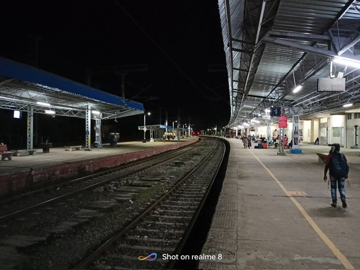 robs25's tweet image. #nagapattinam railway station new building view and platform view at night @GMSRailway @RailMinIndia