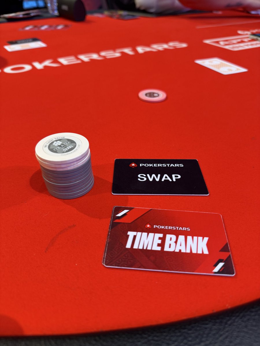 dk__poker's tweet photo. APPT Manila🇵🇭終了（10/17-10/23参加）

＜結果＞
【MTT】
・0ITM / 17E(ITM 0%)
・Ent：₱613,800
・Prize：₱10,000　※2Bounty
・Total：- ₱603,800

【cash】
・₱100-200 4h -₱9,000
・₱200-400 3h +₱17,000

Total：-₱595,800

＜ポーカー振り返り＞
・全体的に序盤からビックハンドでぶつかり、そもそもチップを積めない展開が多く、初のノーインマネ遠征となりました。タコです🐙
・バブルで2回飛んでおり、特にそのうち1回はほぼチップリ同士でぶつかっていて、BF考えるとオーバープレーだったと反省しています（99<TTのSOS）
・前職や別のポーカーシリーズで知り合った知人も何人か参加していて、バウンテ��や特殊ルールも多く、あーでもないこーでもないと一緒に考えたり、楽しくポーカーはできました！やはりレク
・直近参加したWPTやAPTと比べて、APPTのバイイン額が低めだったのがせめてもの救い

＜感想＞
・展開的に結構苦しかったですが、それでもやっぱりポーカーは楽しいなと感じたので、何よりもバンクロールを積んで長時間座れるように人生を整えた上でいつまでも続けたい！
・今回は前職の先輩と同部屋で、ご飯、ポーカー談義、サイド含めてめちゃめちゃ充実した遠征になった！
・先輩はほぼ初トナメ遠征でトロフィーとったので、自分のことのようにめっちゃ嬉しかった🏆
・初めて行った海外が語学留学のためのマニラで、湿度と気温の高い独特の空気が懐かしくてやっぱりフィリピン好きだと思った（ビール安いし）また行きたい！
・写真はめちゃ美味しかったイカ墨のパエリアと、SwapというStars特有のゲームで使うSwapカード。ハンドを好きなタイミングで一回交換できるというルールで、頭パンクしそうになったけどめっちゃ楽しかった。

・11月から新しい職場でゴリゴリ働くため、一旦長期遠征はしばらくできなくなるけど、隙間があればすぐ、なければまたどこかのタイミングで続けていきたいなと思います！（転職先に集中して数年したら、その後何してるかわからないけどWSOPは出たいな）