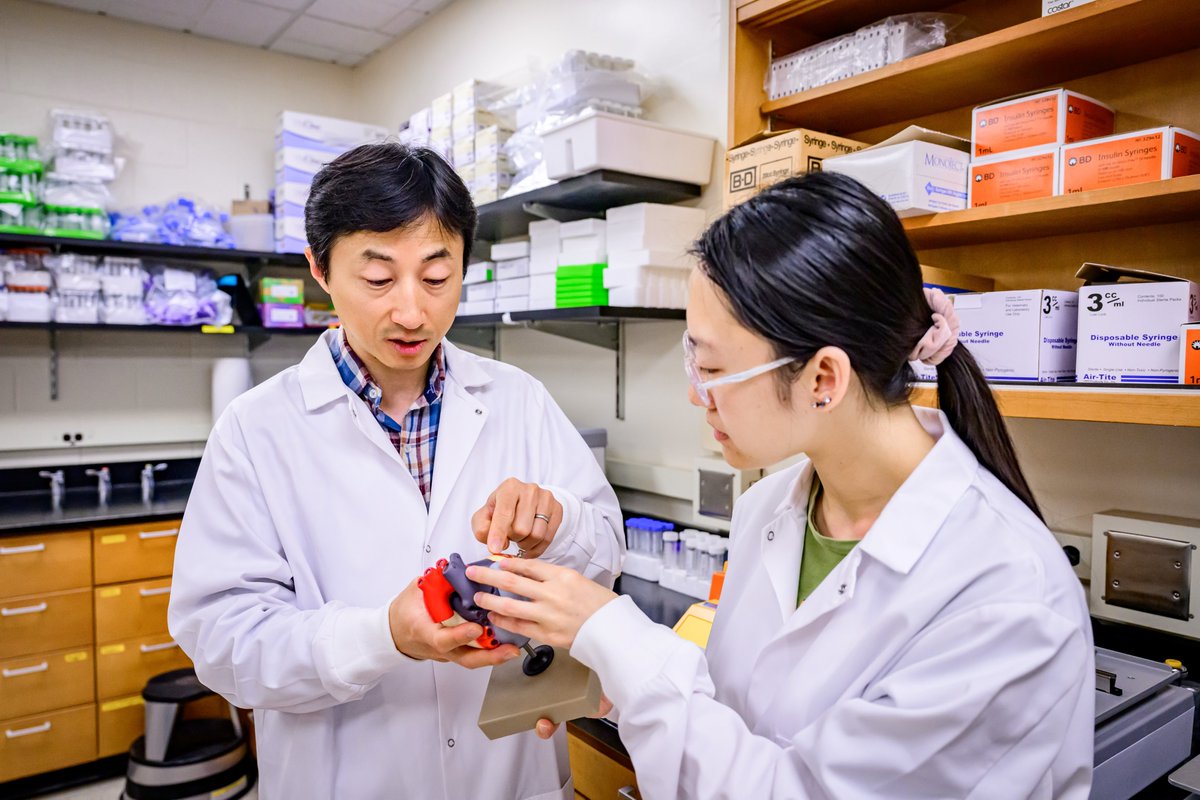 Lab picture day at <a href="/VetMedIllinois/">Vet Med at ILLINOIS</a> with the amazing Won Lab team - Yushan, Kate, <a href="/YuFanHung/">Yu Fan Hung</a>, Max, and Kacy! (1/2)