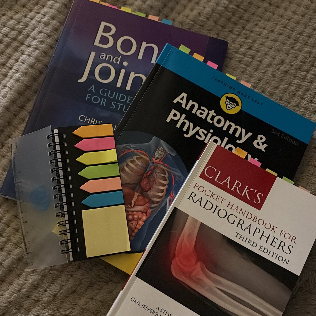 ValerieWillson's tweet photo. Getting into the swing of revision and actually reading books! Always helps if they have pictures! And I do love a good post it note aka important shit tab 😄 📚 ☢️
#radiographystudent #diagnosticradiography https://t.co/6czAtm2kSf