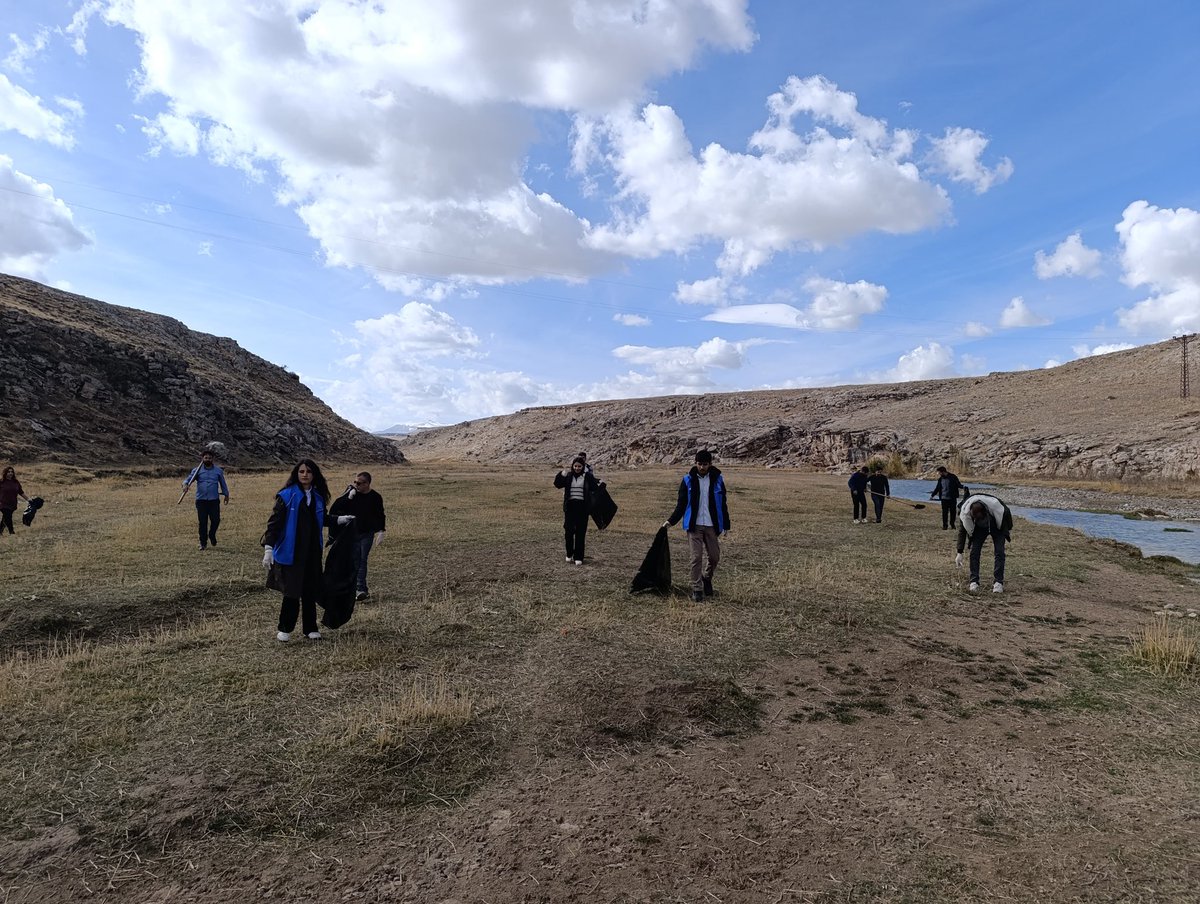 🌿3. Geleneksel Diyadin Kanyon Yürüyüşü öncesi hazırlıklarımız tüm hızıyla devam ediyor! 💪
Kurum amirimiz ve personellerimizle birlikte kanyonda çevre temizliği gerçekleştirerek doğamızı yürüyüşe hazır hale getirdik. 💚🌍✨
#DiyadinKanyonu <a href="/frknkrksz/">Furkan Korkusuz</a> <a href="/Diyadin004/">DİYADİN KAYMAKAMLIĞI</a>