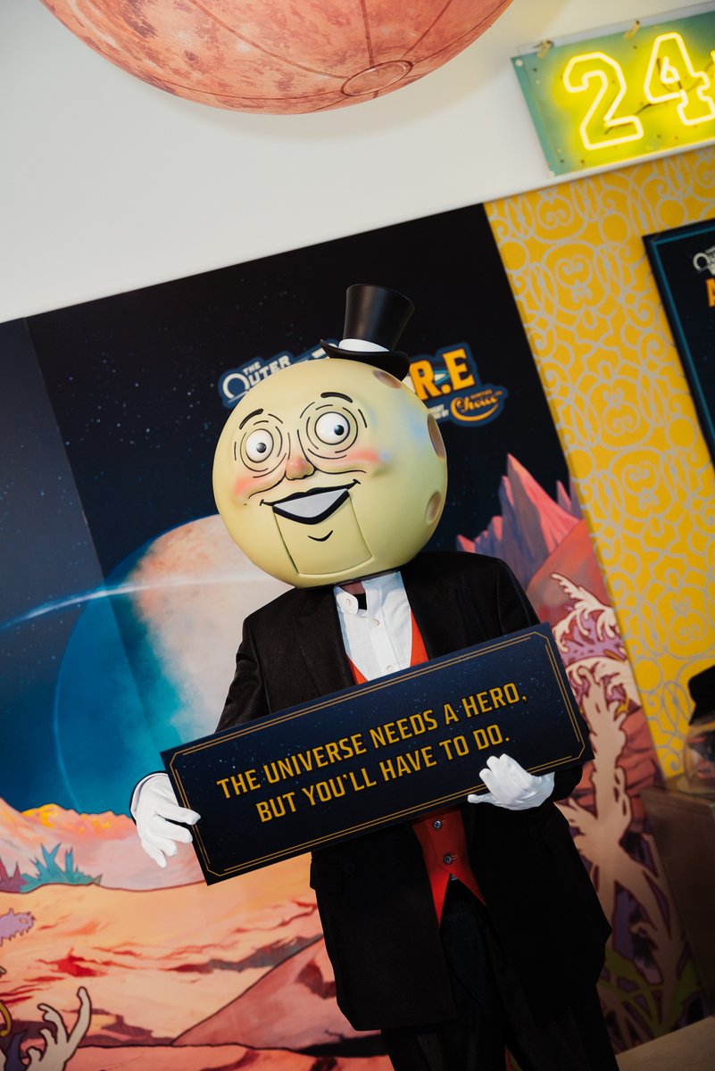 xboxuk's tweet image. Missed out on some @OuterWorlds 2 S.W.A.G from our A.C.Q.U.I.R.E event? Not to worry, Moon Man has got you covered ✨ 
To be in with a chance of winning an exclusive bundle of The Outer Worlds 2 goodies, you simply have to:  
💚 Follow @XboxUK 
🔁 Repost this post