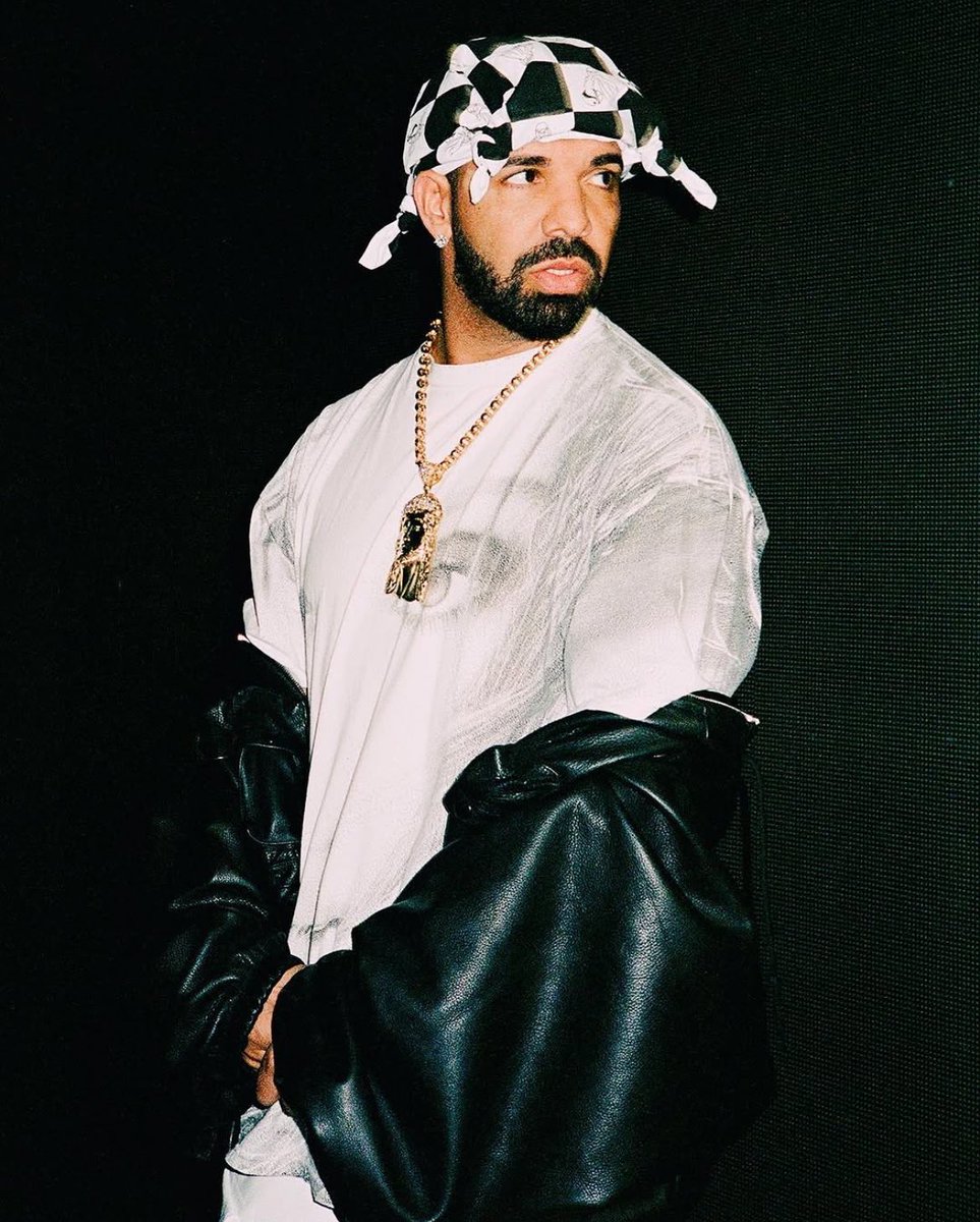 DrakeChart's tweet image. .@Drake extends his record for most @RIAA Diamond certified records in history, across singles or albums.

He has 16 total; 15 songs and 1 album.

All of Drake&apos;s record-breaking fifteen @RIAA Diamond singles:

God&apos;s Plan
One Dance
Hotline Bling
Hold On, We&apos;re Going Home
Best I…