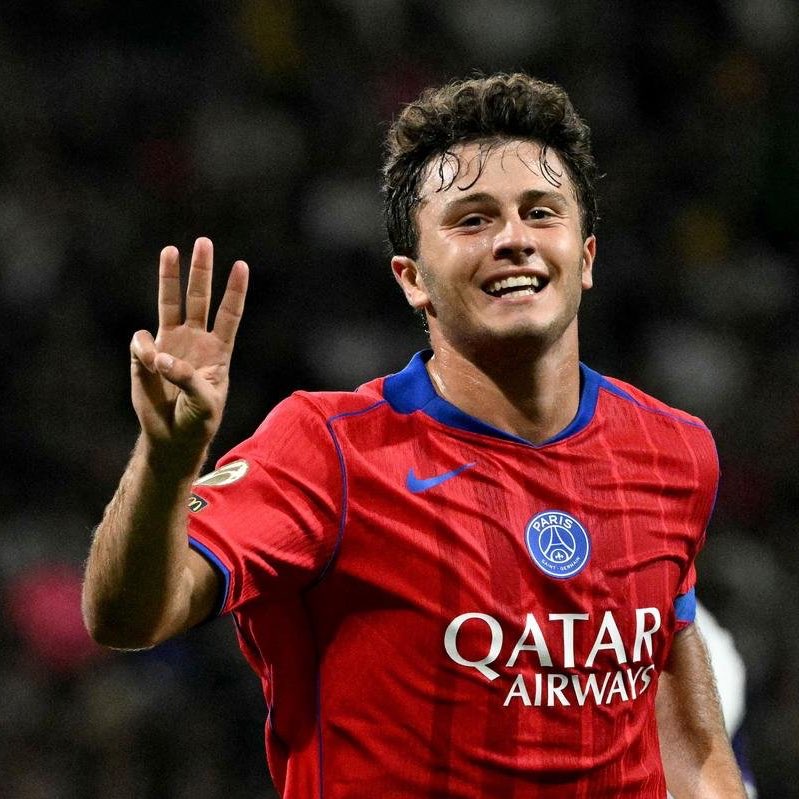 goalsside's tweet image. 🚨🚨🎙️| João Neves' girlfriend, Madalena Aragão, reveals the secret behind the Parisian midfielder's celebration:
“In my family, we have a ritual. If we're far from each other and want to say I love you, we make three hand signs: 1, 2, and 3. 
“And during his first goal with…