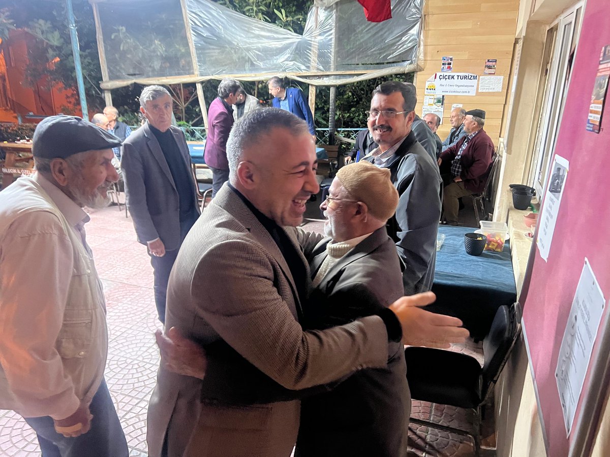 Deresakarı’nda çaylar demli, muhabbet samimi…☕️
Merkez İlçe Başkanlığımız köy ziyaretlerinde gönüllere dokunmaya devam ediyor. 🧡