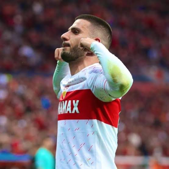 Rum Lefter'in idol olduğu FB'den Kürt Deniz Undav'a koro şeklinde küfür eden Fenerbahçe'ye. İsrailli Yam Madar'ı attığı basketler sonrası alkışlayan Fenerbahçe, Kürt olduğunu söyleyen genç oyuncuyla yapılan sözleşmeyi iptal eden Fenerbahçe. Diğer takımlar da çok farksız değil.