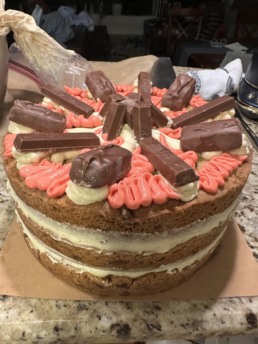 SarantosMelogia's tweet photo. Homemade cookie cake stacked with buttercream layers, topped with Kit Kats and Snickers — pure cozy indulgence in every bite.
#homemadebaking #cookiecake #buttercreamfrosting #kitkatlover #snickerslover #dessertlove #bakingathome #sweettooth #comfortdessert #homemadetreats #sweettreats #chocolatedessert #bakersofinstagram #dessertinspo #foodiecreation #bakingtherapy #madefromscratch #caketime