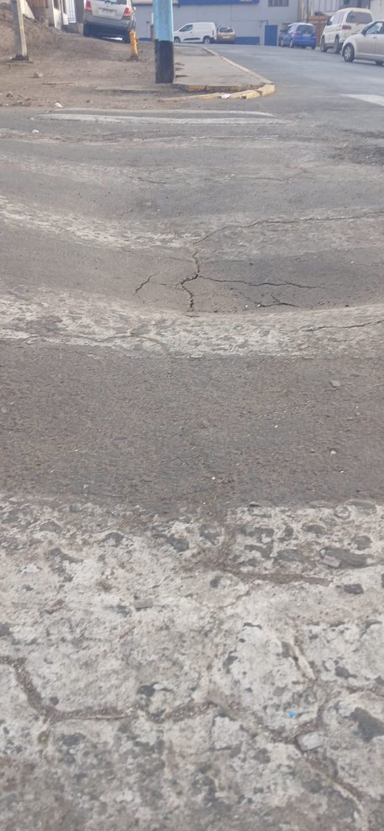 #iquique atención se está hundiendo el pavimento en  21 de Mayo con San Martin