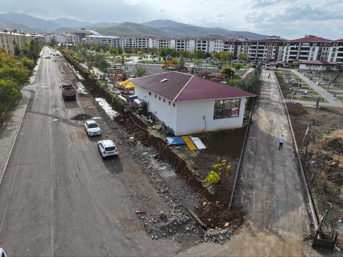 bingolbel's tweet photo. 📍 Kent Parkı

🚧 Park duvarı ve koşu yolu parkurumuzda yenileme çalışmalarımız devam ediyor.

Şehrimizin en çok kullanılan dinlenme ve spor alanlarından biri olan Kent Parkı’nı, hem daha estetik hem de daha konforlu hale getirmek için çalışıyoruz. 🌿🏃‍♂️ https://t.co/w56zau2BAC