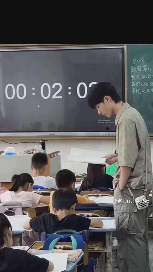 Hoangha0205Ha's tweet image. 在进入演艺圈前，🐟曾为灾民捐五万，为山区孩子捐两万。
账户只剩378元，他仍笑着说：“够花就好。”
他做了三年志愿教师，如今人已不在，账户仍自动捐款。
哪怕受苦受压，他也默默助人。😭
他那么善良温柔，他们怎么忍心带走他？💔🥀
P/s: 于朦胧正在为贫困的孩子们免费上课。
#于朦胧 🐟