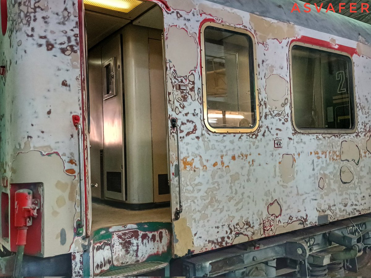 Coche 2ª clase/literas Bc10x-12.626 preservado por <a href="/asvafer/">ASVAFER</a> en pleno proceso de restauración. Este coche de pasajeros podía circular en "posición día" albergando hasta 80 pasajeros o en "posicion noche" con 60 camas literas. Valladolid, Octubre 2025