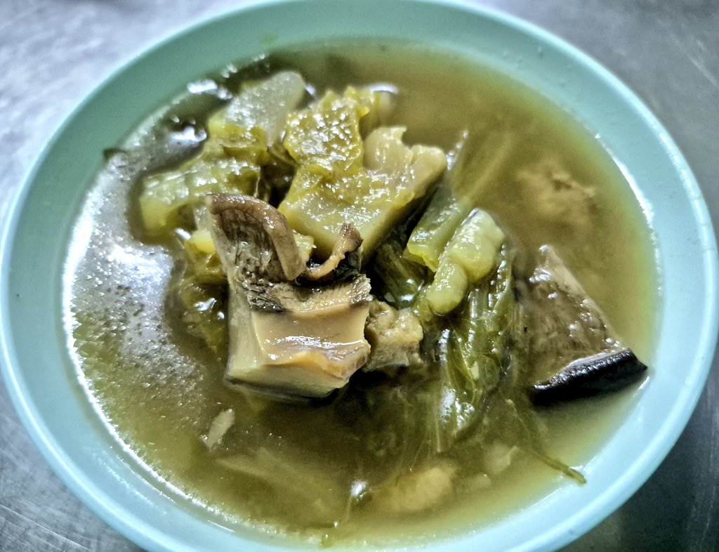 ไม่ได้กินเจ ไม่ได้มีปัญหากับอาหารเจ แต่ไม่สะดวกในชีวิตประจำวัน  อะไรที่เป็นภาระต้องเสาะหา น่าจะเป็นทุกข์มากกว่าเป็นบุญ แต่แวะร้านประจำแล้วเป็นอาหารเจทั้งร้าน 😂 กินก็ได้ แต่คงไม่ได้บุญอะไรทั้งนั้น เพราะวันนี้หงุดหงิดทั้งวันแล้ว จะมากินผักตอนนี้ไม่ช่วยอะไรนะ 😁