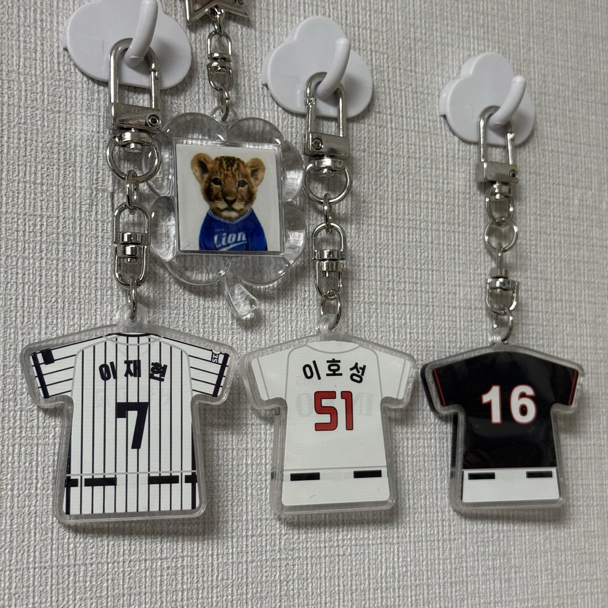 삼성의 길고 길었던 시즌을 마무리하며
리트윗 추첨으로
같이 수고한 삼성휀걸분들 3분을 추첨해서
키링부자가 키링을 보내드림니다...😳

아래 사진 속 유니폼키링 랜덤 1개
+ 아기사자키링 1개(뒷면도있어요!)
+ a...

일요일 저녁에 추첨하겠습니닷