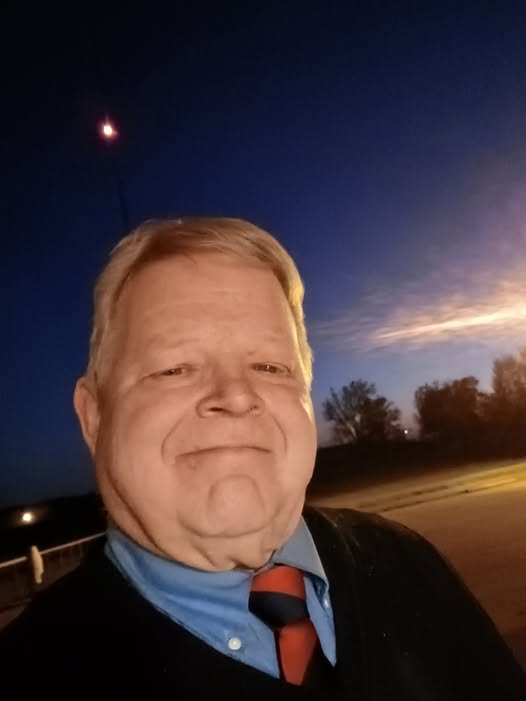 October in Iowa...it's the time of year you don't know what to wear. It's 28 degrees this morning..Earlier this month we experienced highs in 80s. .Well the summer stuff I enjoyed to wear are put away until April...back to the black sweater vests and black slacks for the cold