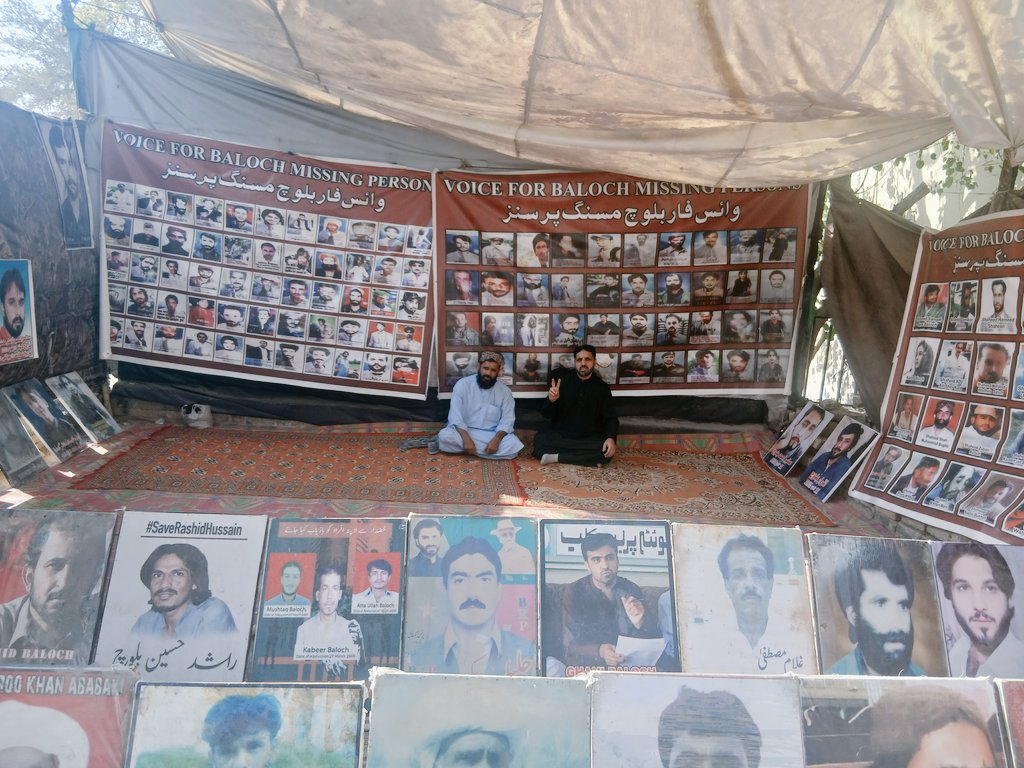 VBMP5's tweet image. وی بی ایم پی کےقائم احتجاجی کیمپ، کوئٹہ پریس کلب کے سامنے5978ویں روز جاری رہا۔

نور زیب کے لواحقین نےاحتجاج میں حصہ لیا، انکا کہنا ہےکہ نور زیب کو سی ٹی ڈی کےاہلکاروں نے رات کو سرکی روڑ کوئٹہ سےجبری لاپتہ کردیا، انہوں نےنور زیب کی بازیابی کی اپیل کی۔
#EndEnforcedDiappearances