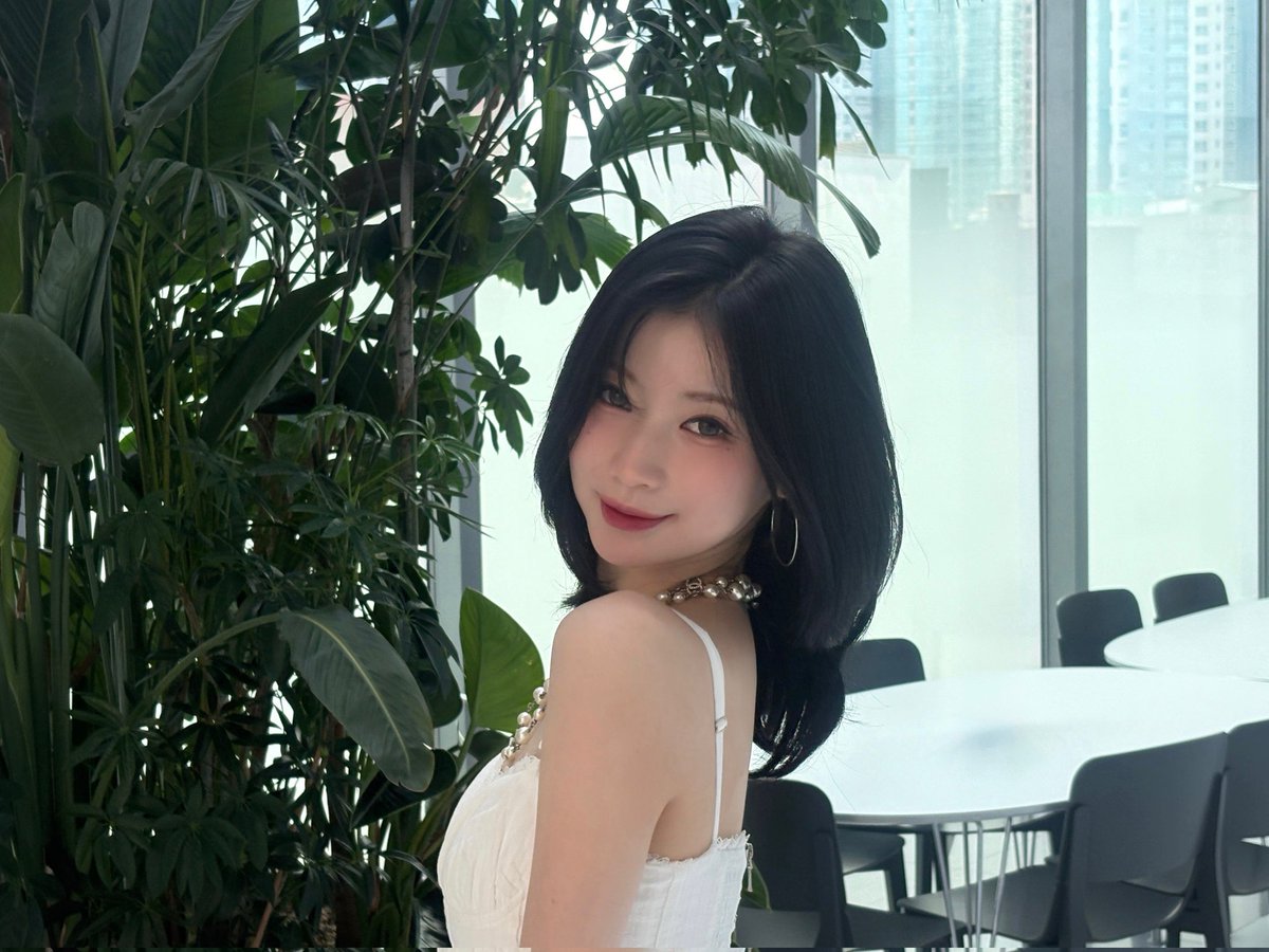 Where  green  nature  meets  𝗽𝗲𝗿𝗳𝗲𝗰𝘁  white.  The  angle  is  just  right,  and  the  light?  Absolute  magic. ✨