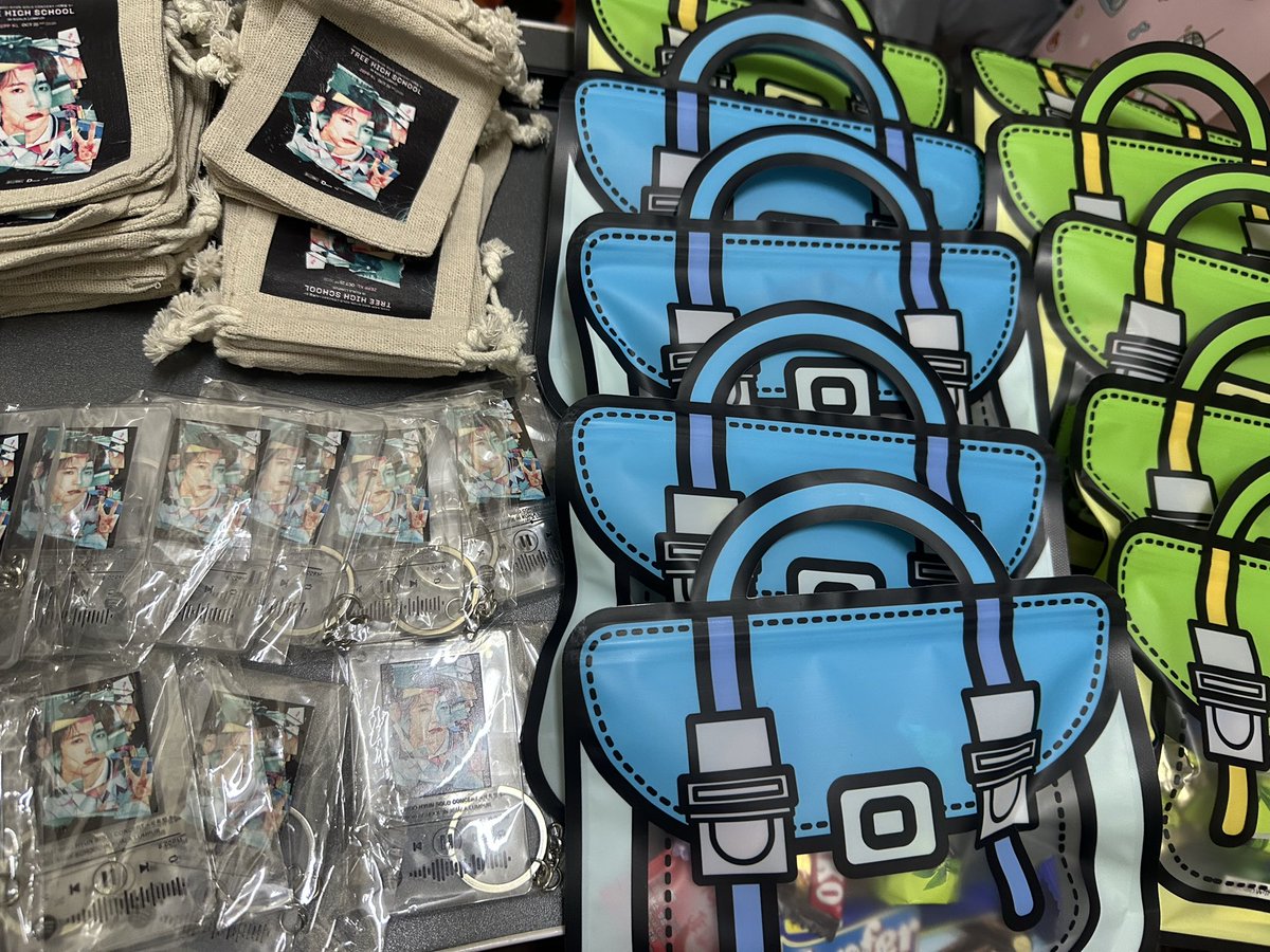 11 bag sekolah dh bertuan.. ada lagi 20 bag, 10 keychain, 29 pouch.. nnti cari la saya..