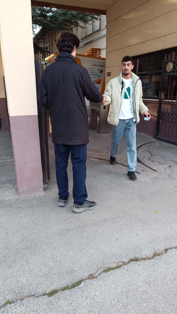 TÜRASAŞ işçilerine "Yasaksız Grev, Barajsız Sendika, Güvenceli İş, İşçilerin Kanunu Mecliste" başlıklı broşürlerimizi ulaştırdık.