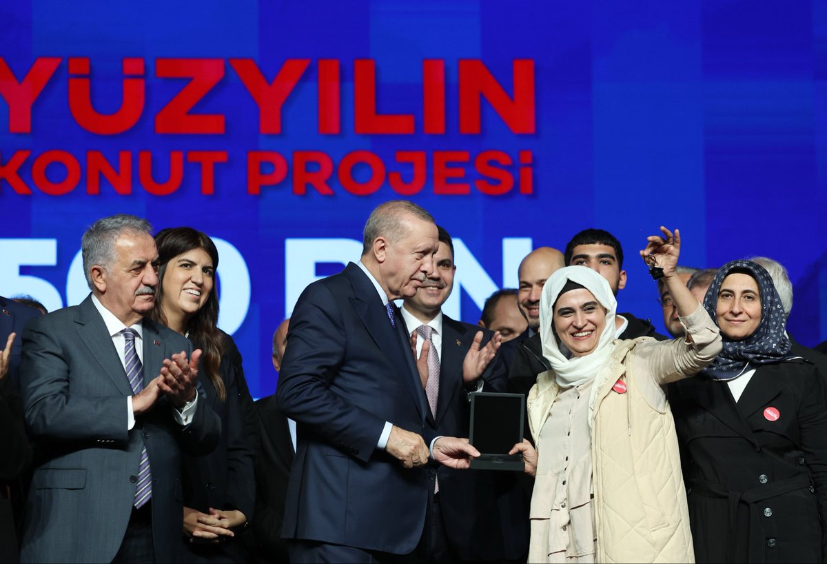 Ev Sahibi Türkiye🇹🇷🏡 

Genel Başkanımız, Cumhurbaşkanımız Sn. <a href="/RTErdogan/">Recep Tayyip Erdoğan</a>’ın himayelerinde hayata geçecek olan proje ile; 81 ilde yüzbinlerce vatandaşımız, birçok avantaj içeren kolaylıklarla ev sahibi olabilecekler. 

Bu vesileyle <a href="/csbgovtr/">T.C. Çevre, Şehircilik ve İklim Dğş. Bakanlığı</a> Bakanımız Sn. <a href="/murat_kurum/">Murat KURUM</a> ve tüm