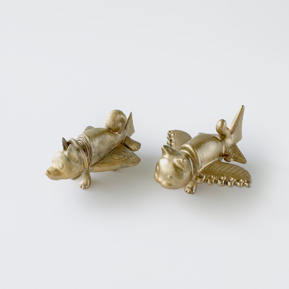 金色の猫のフィギュア 83 on X