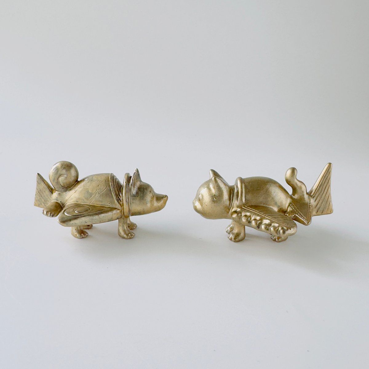 金色の猫のフィギュア 83 on X