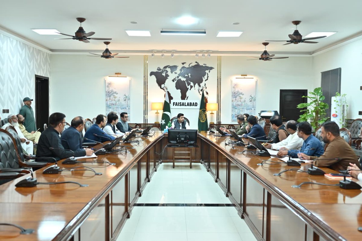 یونیورسٹی آف ہیلتھ سائنسز کے زیراہتمام اتوار26 ستمبر کو میڈیکل وڈینٹل کالجز میں داخلہ کے لئے ہونے والے انٹری ٹیسٹ کے انتظامی وحفاظتی اقدامات کو حتمی شکل دینے کے لئے اجلاس ڈپٹی کمشنر کیپٹن(ر)ندیم ناصر کی صدارت میں منعقد ہوا۔

ڈپٹی کمشنر نے امتحانی مراکز گورنمنٹ کالج یونیورسٹی اولڈ