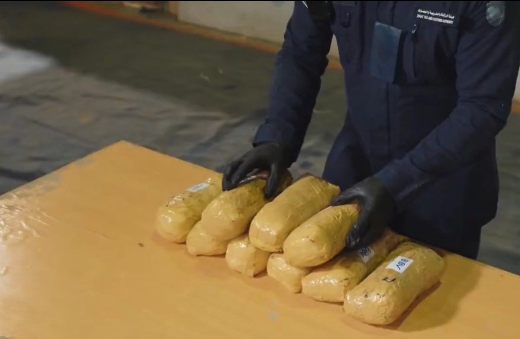 هيئة الزكاة والضريبة والجمارك تحبط محاولة تهريب أكثر من 8 كيلوغرام من مادة الشبو المخدر في منفذ الربع الخالي.

-