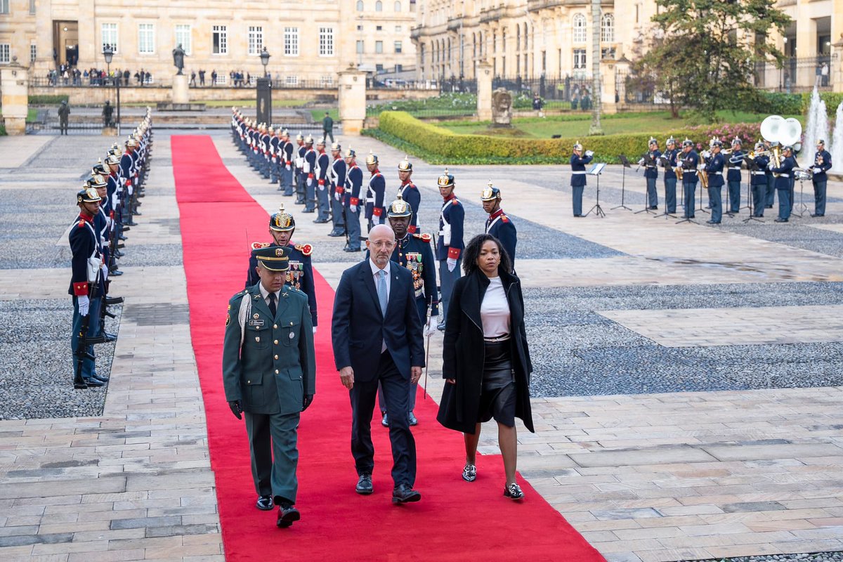 Recibí una cálida bienvenida oficial del Sr. Presidente a Colombia. Será un privilegio trabajar con las y los colombianos por los valores y los objetivos que nos unen 🇨🇴🤝🏼🇪🇺. Un saludo cordial a mis homólogos de 🇦🇹, 🇨🇿, 🇫🇮, 🇮🇪, 🇵🇱, y 🇸🇪.