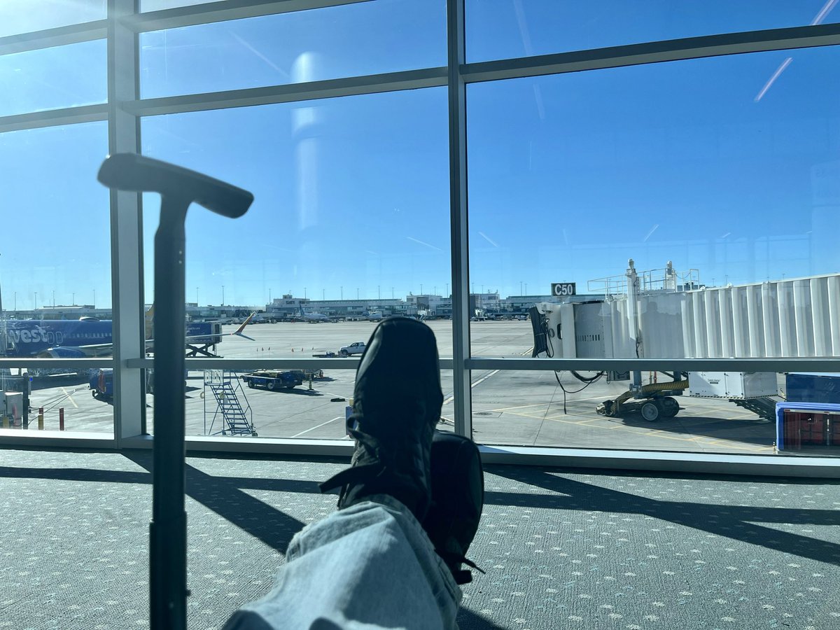 A view I'm pretty used to! After trips to Colorado and Virginia, now waiting for the plane in Phoenix, on the way to Memphis, then to Blytheville, Arkansas. Travel can make for long days, but it’s definitely worth it. Looking forward to performing for everyone this weekend!