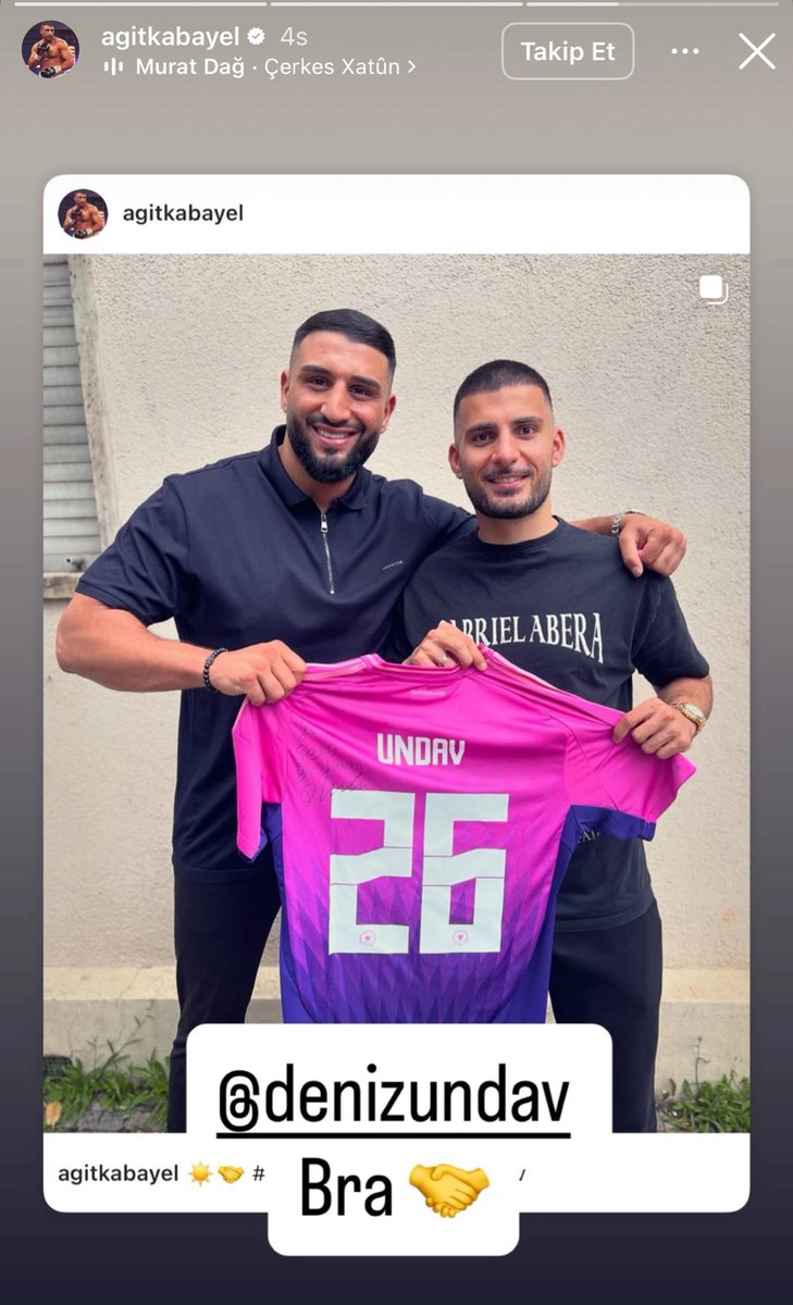Ağır Siklet Dünya Şampiyonu Agit Kabayel, ırkçı saldırıya maruz kalan Deniz Undav’a destek vermek amacıyla birlikte çekildikleri bir fotoğrafı Instagram hesabında  “Bra 🤝” notuyla paylaştı.
