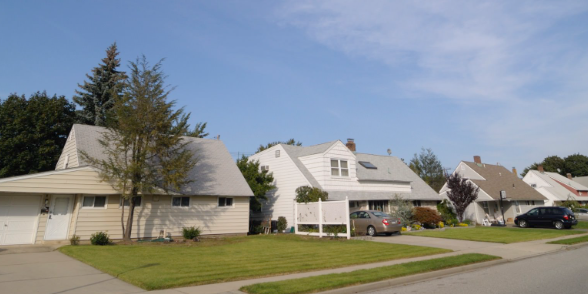 今回のハロウウィン常設ってかなり作り込まれている。
フィールドの造形がアメリカ郊外にあるレヴィットタウンの典型的な様式を模していて、一戸一戸を玄関を叩いてお菓子を集めていく物語が出来ている。
チムメンに教えて貰ってなるほどと膝を叩いた。
実にトリックオアトリート
#PSO2NGS