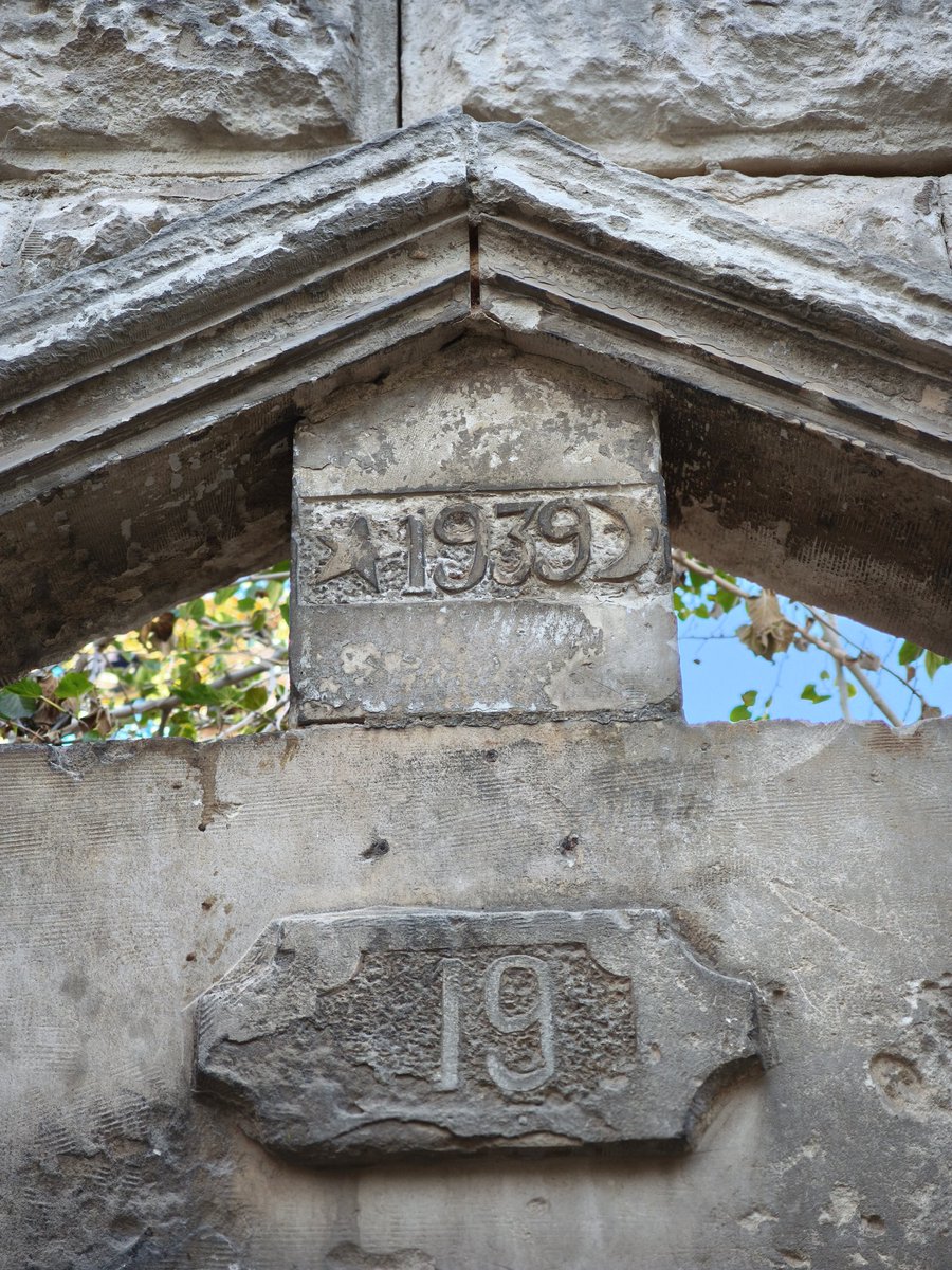 Kilis'te 1939 yılında yapılan bir taş evin giriş kısmı. Evin yapıldığı tarih ay ve yıldız arasına işlenmiş.